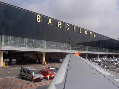 Recollida a l’aeroport de Barcelona i trasllat fins a l'allotjament turístic. (Preu per servei, màxim 4 persones) (Hores de espera a partir de la primera mitja hora: 14 €/h.)