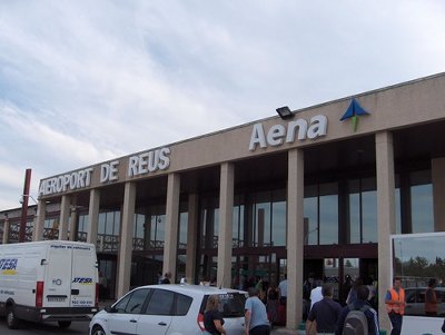 Recollida a l'allotjament turístic reservat i trasllat fins a l'aeroport de Reus. (Preu per servei, màxim 4 persones) (Hores de espera a partir de la primera mitja hora: 14 €/h.) 